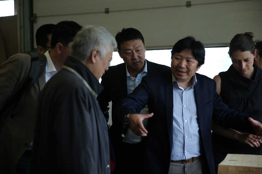 國家工信部、國家標準化委員會、德國經(jīng)濟和能源部在德國萊比錫召開了《中德智能制造/工業(yè)4.0標準化工作組會議》。會議期間，一行人參觀了位于德國萊比錫的德國國寶博蘭斯勒鋼琴廠