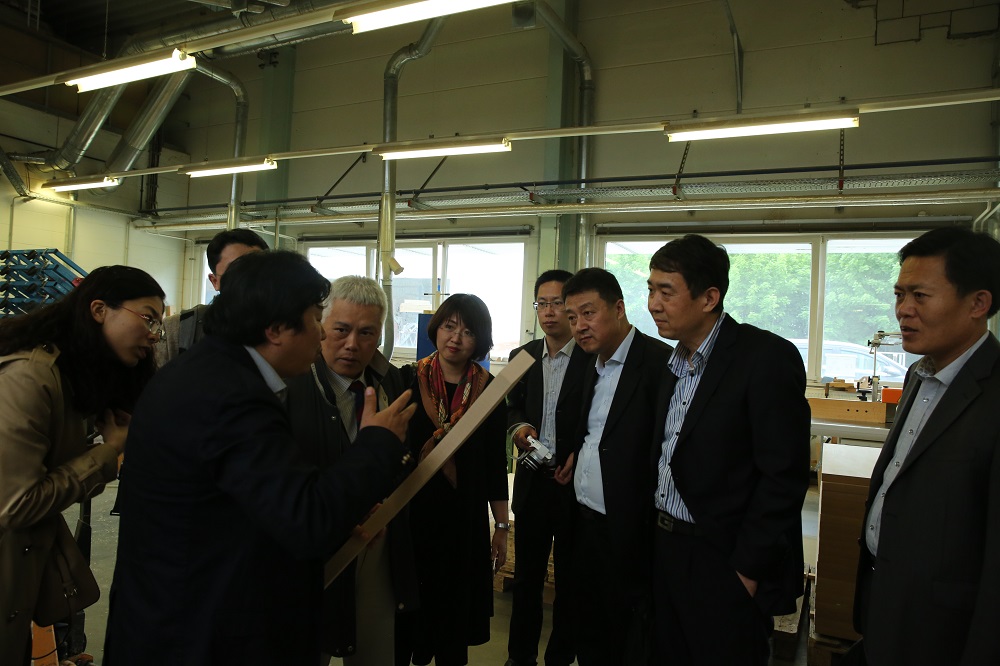 國家工信部、國家標準化委員會、德國經(jīng)濟和能源部在德國萊比錫召開了《中德智能制造/工業(yè)4.0標準化工作組會議》。會議期間，一行人參觀了位于德國萊比錫的德國國寶博蘭斯勒鋼琴廠