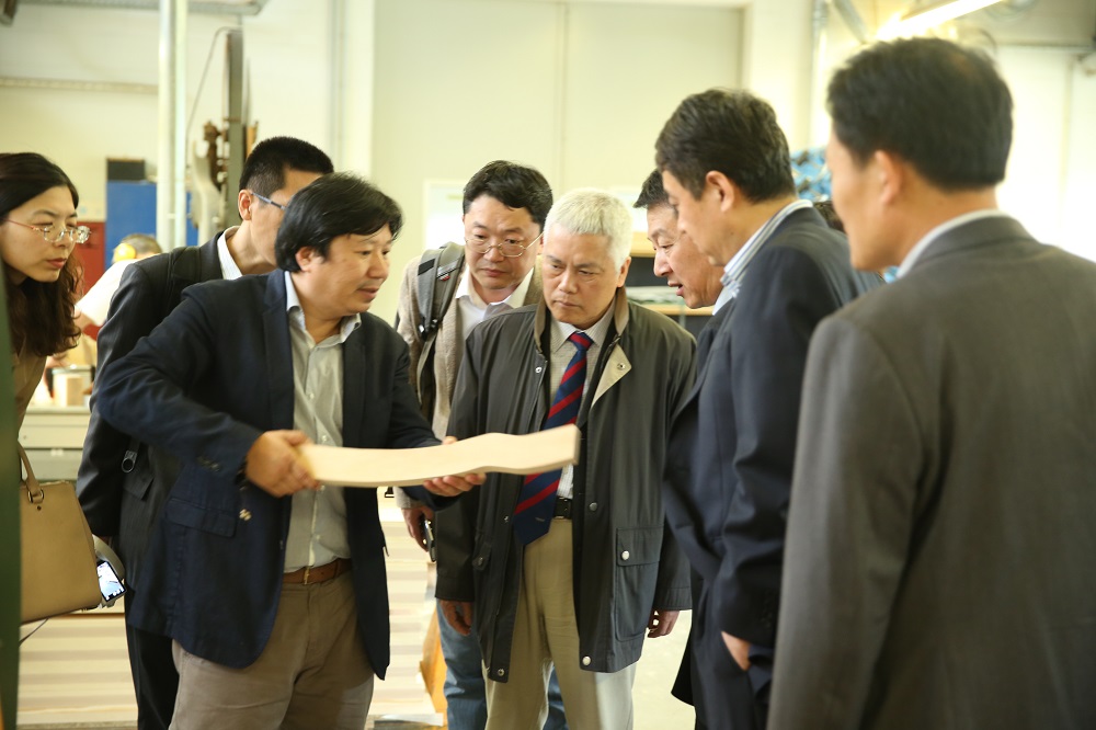 國家工信部、國家標準化委員會、德國經(jīng)濟和能源部在德國萊比錫召開了《中德智能制造/工業(yè)4.0標準化工作組會議》。會議期間，一行人參觀了位于德國萊比錫的德國國寶博蘭斯勒鋼琴廠