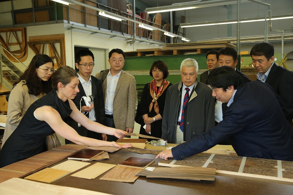 國家工信部、國家標準化委員會、德國經(jīng)濟和能源部在德國萊比錫召開了《中德智能制造/工業(yè)4.0標準化工作組會議》。會議期間，一行人參觀了位于德國萊比錫的德國國寶博蘭斯勒鋼琴廠