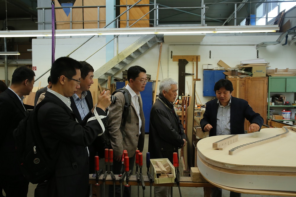 國家工信部、國家標準化委員會、德國經(jīng)濟和能源部在德國萊比錫召開了《中德智能制造/工業(yè)4.0標準化工作組會議》。會議期間，一行人參觀了位于德國萊比錫的德國國寶博蘭斯勒鋼琴廠