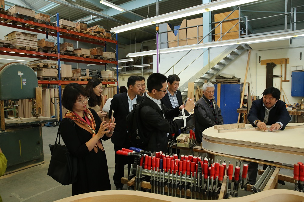 國家工信部、國家標準化委員會、德國經(jīng)濟和能源部在德國萊比錫召開了《中德智能制造/工業(yè)4.0標準化工作組會議》。會議期間，一行人參觀了位于德國萊比錫的德國國寶博蘭斯勒鋼琴廠