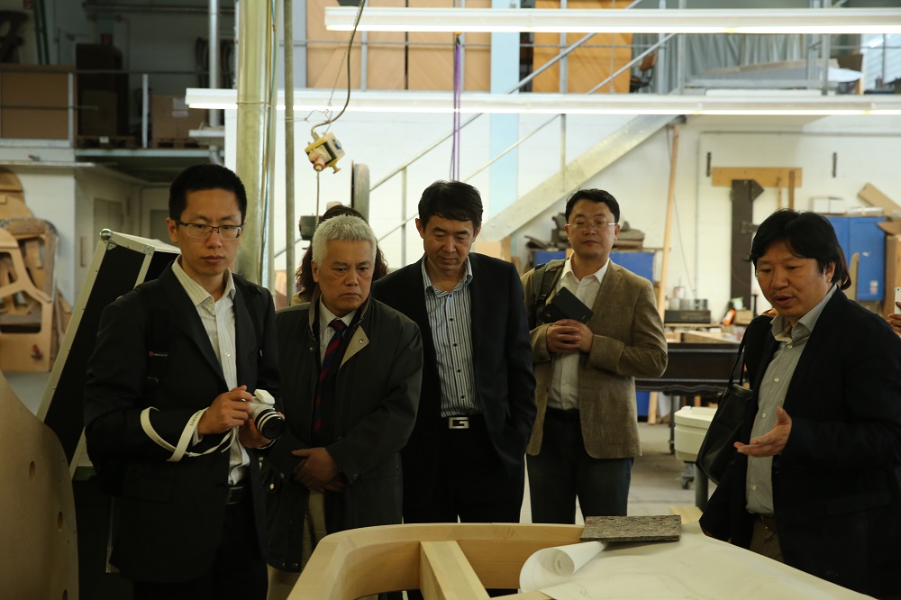 國家工信部、國家標準化委員會、德國經(jīng)濟和能源部在德國萊比錫召開了《中德智能制造/工業(yè)4.0標準化工作組會議》。會議期間，一行人參觀了位于德國萊比錫的德國國寶博蘭斯勒鋼琴廠