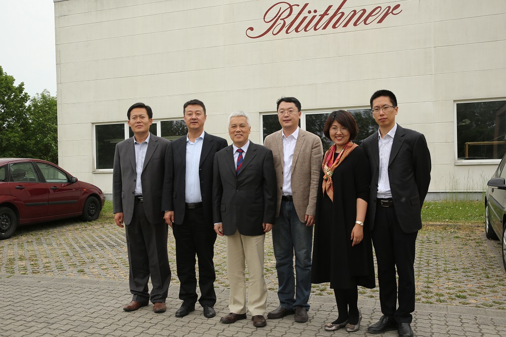 國家工信部、國家標準化委員會、德國經(jīng)濟和能源部在德國萊比錫召開了《中德智能制造/工業(yè)4.0標準化工作組會議》。會議期間，一行人參觀了位于德國萊比錫的德國國寶博蘭斯勒鋼琴廠